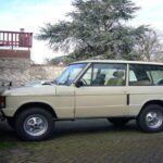 El Land Rover Range Rover es la definición de lujo todoterreno, con interiores de alta gama y una presencia imponente. Sin embargo, es famoso por sus problemas de fiabilidad, especialmente con su sistema de suspensión, transmisión y electrónica. Muchos propietarios de un Range Rover reportan fallos mecánicos importantes que requieren reparaciones costosas dentro de los primeros 5 años de uso. Esta falta de fiabilidad ha hecho que este modelo tenga fama de generar gastos imprevistos.