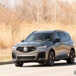 El Acura MDX 2025 ofrece una experiencia de lujo a un precio más accesible, con opciones de motorización que van desde versiones estándar hasta el potente SH-AWD. Con una calificación de 77 sobre 100 en JD Power, el MDX se presenta como uno de los SUV más confiables, con un costo de mantenimiento muy competitivo para el segmento. La versión SH-AWD es especialmente popular entre quienes buscan estabilidad y rendimiento en carreteras difíciles.