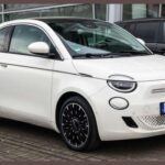 El Fiat 500e es una versión eléctrica del popular Fiat 500, que ha capturado la atención por su diseño compacto y moderno. Aunque el modelo es ideal para la conducción urbana, muchos propietarios han informado problemas relacionados con la batería y el sistema eléctrico, lo que puede ser costoso de reparar. La autonomía limitada de este vehículo también puede resultar una desventaja para aquellos que buscan un coche eléctrico con mayor rango. Si bien el 500e es económico en cuanto a consumo de energía, los gastos de mantenimiento y la fiabilidad a largo plazo dejan mucho que desear.