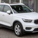 El Volvo XC40, un SUV compacto de Volvo, es reconocido por su diseño escandinavo limpio, su tecnología avanzada y su enfoque en la seguridad. Sin embargo, a pesar de estas ventajas, se queda en los concesionarios un promedio de 107 días, lo que es inusual para un modelo que suele ser popular en el mercado. La antigüedad del modelo (se lanzó en 2018) y la llegada de nuevos competidores en el segmento podrían estar afectando su rendimiento de ventas. Este SUV compacto, si se encuentra en promoción o rebaja, puede representar una excelente oferta para aquellos que buscan un vehículo confiable y con un buen nivel de equipamiento.