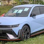 El Hyundai Ioniq 5 2025 es un SUV eléctrico que no pasa desapercibido, con un diseño futurista y líneas que se asemejan más a un hatchback de lujo que a un SUV convencional. Su precio competitivo y su experiencia de conducción placentera hacen que el Ioniq 5 sea una de las opciones más atractivas en su segmento. Este modelo se distingue por su eficiencia y autonomía, y aunque no es el más grande en términos de espacio interior, su configuración lo convierte en una excelente opción para quienes buscan un SUV eléctrico con un diseño vanguardista a un precio razonable.