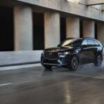 El Mazda CX-70 2026 destaca en el segmento de los SUV compactos gracias a su motor turboalimentado de seis cilindros en línea de 3.3 litros, que genera 340 caballos de fuerza. Este crossover combina alto rendimiento con un diseño elegante y tecnología avanzada, lo que lo convierte en una de las mejores opciones para quienes buscan un SUV con un toque de lujo. Su interior espacioso y tecnología de seguridad lo convierten en una opción atractiva para familias, mientras que su rendimiento deportivo es perfecto para quienes disfrutan de una conducción dinámica.