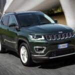El Jeep Compass 2025 es otro ejemplo de un modelo que no ha logrado actualizarse correctamente. A pesar de una actualización de motor en 2022, sigue utilizando la misma arquitectura básica de 2017. Los problemas de eficiencia de combustible, peso excesivo y un diseño algo aburrido lo hacen menos atractivo que otros SUV compactos modernos. Aunque sigue siendo una opción válida para aquellos que buscan un modelo todoterreno con tracción total, la competencia ya ha avanzado mucho en cuanto a tecnología y comodidad interior.