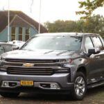 El Chevrolet Silverado 1500 es la eterna rival de la Ford F-150, y sigue siendo uno de los modelos de camioneta más vendidos en el país. Con su potente motor, comodidad y utilidad práctica, la Silverado ha logrado mantenerse relevante, ofreciendo a los compradores una opción asequible para quienes desean una camioneta de gran capacidad sin tener que pagar un precio excesivo. La Silverado 1500 sigue ganando seguidores por su fiabilidad y capacidad de trabajo, siendo una opción confiable para aquellos que no quieren comprometer en potencia ni rendimiento.