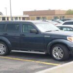 El Dodge Nitro fue un intento de Chrysler de ofrecer un SUV compacto con un diseño distintivo, pero la calidad de construcción y los materiales baratos empleados en su interior no convencieron a los consumidores. Fabricado entre 2007 y 2012, el Nitro no logró atraer una base de clientes sólida y sufrió de fallos mecánicos y una mala reputación de fiabilidad. Muchos conductores mencionaron problemas con el sistema eléctrico y la durabilidad de los materiales. A pesar de su apariencia robusta, no pudo competir con otros modelos más confiables y sofisticados en su segmento.