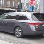 La Honda Odyssey ha sido una minivan popular durante décadas, conocida por su fiabilidad y su amplio espacio interior. Sin embargo, los modelos de 2007 y 2008 tienen una mala reputación debido a problemas con su transmisión. Muchos propietarios de estos modelos se vieron obligados a realizar reemplazos completos de la transmisión, lo que fue una pesadilla tanto en términos de coste como de tiempo. A pesar de que Honda ha mejorado la fiabilidad en versiones posteriores, estos modelos aún siguen siendo no recomendados para aquellos que buscan un vehículo familiar confiable.