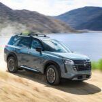 El Nissan Pathfinder 2026, con un precio de $36,400, ofrece una relación calidad-precio impresionante para aquellos que buscan un SUV grande y confiable. Su transmisión automática de nueve velocidades mejora la conducción, y su capacidad de remolque de hasta 6,000 libras lo convierte en una opción robusta para familias activas. A pesar de que su dirección puede sentirse aburrida y la conducción es rígida, su fiabilidad está calificada con un 84/100. Es una excelente opción para quienes buscan un SUV grande, pero sin el precio elevado de otros competidores.