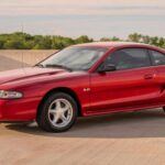 El Ford Mustang 1995 es un verdadero clásico de los años 90. Con un diseño agresivo y su rugido característico, este muscle car se convirtió en un símbolo de poder y libertad. Aunque no siempre alcanzaba el máximo rendimiento de su motor V8, el Mustang proyectaba una imagen de fuerza y rebeldía que atraía a muchos de los miembros de la Generación X, especialmente aquellos que querían destacarse entre la multitud.