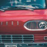 La generación de 1999-2007 del Ford F-250 Super Duty estableció el estándar en cuanto a durabilidad de camiones pesados, particularmente aquellos equipados con el legendario motor diésel Power Stroke de 7.3L. Estos camiones superan rutinariamente las 300,000 millas, y algunos propietarios informan cifras impresionantes de hasta 600,000 millas. La construcción de hierro fundido y los inyectores mecánicos hacen que estos motores sean tanto potentes como relativamente fáciles de mantener. Si buscas un camión de trabajo capaz de manejar grandes desafíos durante años, el F-250 Super Duty es una opción excelente.