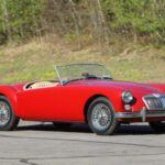 El MGA ha sido durante años uno de los convertibles más populares en el mercado de autos clásicos, conocido por su atractivo diseño y su facilidad de mantenimiento. Aunque los MG no están exentos de problemas típicos, como las fugas de aceite y los fallos eléctricos, son vehículos fáciles de reparar y muy divertidos de conducir. Los precios de los MGA han disminuido ligeramente, con modelos 1600 Mk II alcanzando precios de entre 29.100 y 31.000 dólares, lo que los convierte en una opción accesible para los coleccionistas que buscan un clásico británico.