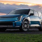 El Kia EV9 2026 es el líder en la categoría de vehículos eléctricos de tres filas. Con un precio inicial de alrededor de $55,000, este SUV eléctrico destaca por su competitivo rango de autonomía, su espacio interior amplio y su capacidad para adaptarse a las necesidades de las familias modernas. Con tiempos de carga rápidos y un diseño moderno y elegante, el Kia EV9 ofrece todo lo que los conductores buscan en un vehículo familiar de alto rendimiento. Su confort y características tecnológicas lo hacen una opción ideal para quienes buscan un SUV eléctrico con capacidad de carga y la tecnología más avanzada.