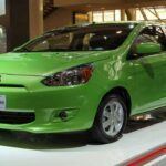 El Mitsubishi Mirage 2012 fue un intento de ofrecer un coche económico y accesible, pero rápidamente ganó la desaprobación de los críticos y conductores. Su rendimiento fue uno de los aspectos más criticados, especialmente por su aceleración lenta y su incapacidad para alcanzar velocidades de carretera sin esfuerzo. El interior del Mirage también fue descrito como barato y mal construido, lo que le dio una sensación de 
