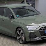 El Audi A3 es un coche compacto de lujo que, aunque tiene un rendimiento impresionante y una tecnología avanzada, su fiabilidad es cuestionable. Como sucede con otros modelos de lujo, el A3 presenta una serie de problemas derivados de sus complejas soluciones tecnológicas. Desde fallos en el sistema eléctrico hasta problemas mecánicos, el A3 comparte muchas de las deficiencias de su hermano el Jetta. Aunque ofrece un interior refinado, los costos de reparación y mantenimiento pueden hacer que este modelo no sea ideal para aquellos que buscan fiabilidad a largo plazo.