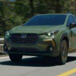 El Crosstrek subcompacto combina motor 2.5 Flat-Four y dos eléctricos, logrando 194 CV y 36 MPG combinado. Mantiene tracción total mecánica y 8,7 pulgadas de altura libre, asegurando que la eficiencia no comprometa la capacidad todoterreno.