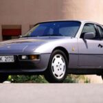 El Porsche 924 es el gran incomprendido de la marca, y precisamente por eso uno de los mejores puntos de entrada al universo Porsche clásico. Su configuración transaxle le otorga un reparto de pesos excelente y una dirección precisa, cualidades muy valoradas por cualquier aficionado con mentalidad de piloto. Es un coche honesto, equilibrado y sorprendentemente divertido, especialmente en carreteras reviradas.
