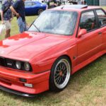 Nacido para homologar su participación en el Grupo A, el BMW M3 E30 es uno de los coches de competición más exitosos jamás vendidos al público. Su motor atmosférico de cuatro cilindros y alto régimen de giro, junto a un chasis afinado para circuito, lo convirtieron en una referencia absoluta. Su dominio en el DTM elevó su valor y su prestigio hasta niveles históricos.