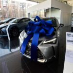 El Lexus UX 2025 es el modelo más premium de la lista sin superar la barrera de los 40.000 dólares. Ofrece faros LED automáticos, asistente de luces largas y diez airbags. Su paquete de seguridad incluye control de crucero adaptativo a todas las velocidades, centrado de carril, monitorización de ángulo muerto y alerta de tráfico trasero, todo con el refinamiento típico de la marca.