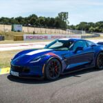 Chevrolet refinó el Corvette generación tras generación, corrigiendo críticas históricas. Especialmente desde el C6 y, sobre todo, el C7, el salto en calidad interior, ergonomía y acabados fue evidente. Manteniendo V8 atmosféricos fiables y un rendimiento de primer nivel, el Corvette moderno logró algo clave: prestaciones de superdeportivo sin penalizar la convivencia diaria.