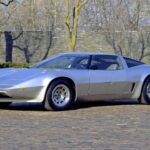 Décadas antes del Corvette C8, Chevrolet ya había explorado seriamente el motor central con el Aerovette. Diseñado bajo la supervisión de Zora Arkus-Duntov, montaba dos motores rotativos capaces de entregar 420 CV, lo que prometía un conjunto ligero y extremadamente rápido. Sin embargo, el elevado coste del proyecto y la resistencia de los clientes tradicionales del Corvette llevaron a General Motors a cancelarlo definitivamente, pese a su breve resurrección para un salón del automóvil en 1970.