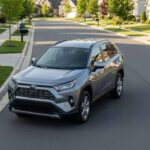 El Toyota RAV4 es la opción racional por excelencia. No busca destacar en emoción, sino en fiabilidad, solidez y coherencia general. Por unos 30.000 euros, ofrece una experiencia predecible y duradera, ideal para uso diario sin complicaciones.