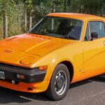 El TR7 prometía innovación con su diseño en cuña y conducción abierta. A pesar de su atractivo estético, la mecánica no acompañaba: motor insuficiente, interior reducido y problemas eléctricos notorios. Conducir uno ahora requiere paciencia, sentido del humor y tolerancia a los inconvenientes.