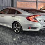 El Honda Civic es uno de los autos más icónicos y confiables del mercado. Con una depreciación estimada del 31% en cinco años, este compacto se mantiene como uno de los modelos que mejor retienen su valor. La combinación de bajos costos de mantenimiento, alta eficiencia de combustible y una vida útil extendida hace que el Civic sea una opción destacada en el mercado de autos usados. Su popularidad y demanda continúan siendo altas, lo que contribuye a su bajo nivel de depreciación. Si buscas un vehículo con una excelente relación calidad-precio, el Honda Civic es una opción que debe estar en tu lista.