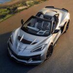 El Chevrolet Corvette ZR1X 2026 redefine lo que se espera de un coche de alto rendimiento. Con un motor V8 híbrido biturbo de 5.5 litros y 1250 caballos de fuerza, este Corvette alcanza los 0 a 100 km/h en menos de 2 segundos, con una velocidad máxima de 233 mph. Aunque se enfoca en el rendimiento, el ZR1X también ofrece características de lujo como asientos de cuero Nappa, pantallas digitales, y un sistema de sonido premium Bose. Con precios que comienzan en 182.395 dólares para el modelo coupé, el ZR1X es una joya de la ingeniería automotriz.