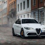 Chrysler cumple 100 años, pero no parece que lo celebre con los mismos éxitos que antes. Con una gama de productos limitada a dos modelos principales, las minivans Pacifica y Voyager, y promesas de nuevos lanzamientos que nunca llegan, la marca se enfrenta a una caída en las ventas de casi el 60% en la última década. A pesar de la herencia que Chrysler representa, la falta de innovación y de productos competitivos ha puesto a la marca en una posición precaria. La posibilidad de un crossover eléctrico para 2026 podría ser su última oportunidad para reinventarse, pero la falta de acción podría dejarla relegada a una marca secundaria dentro de Stellantis.