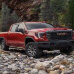 La GMC Sierra AT4X, fabricada en Flint, Michigan, es una camioneta que combina lujo y capacidad off-road. Con suspensión Multimatic DSSV, diferenciales de bloqueo electrónico y una capacidad de remolque de hasta 13,300 libras, la Sierra AT4X está lista para enfrentar cualquier terreno. Pero lo que realmente la distingue es su interior de lujo, con materiales de alta calidad y tecnología avanzada, como el sistema de conducción manos libres Super Cruise. Esta camioneta es ideal para quienes buscan comodidad en sus viajes largos, sin sacrificar la capacidad de remolque o el rendimiento fuera de carretera.