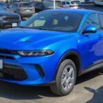 El Dodge Hornet es un modelo que ha sido rebautizado del Alfa Romeo Tonale, lo que le ha permitido heredar algunos de los problemas de su predecesor. Aunque no es inherentemente más inestable que otros modelos en su segmento, el Hornet tiene un interior algo pequeño y materiales de construcción que dejan que desear, lo que afecta su confort general. Además, su precio relativamente alto para el segmento ha hecho que los compradores busquen alternativas más atractivas. Esto se refleja en su baja retención de valor, y a pesar de no ser un modelo completamente defectuoso, el Hornet no ha logrado capturar la atención del mercado de manera significativa desde su lanzamiento.