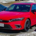 El Honda Civic Si ha sido una de las opciones más queridas por los fanáticos de las transmisiones manuales, y el modelo de 2025 no decepciona. Con una transmisión manual de seis velocidades estándar, el Civic Si ofrece una conducción ágil y precisa. Su motor turboalimentado de 4 cilindros en línea no es tan potente como los de otros modelos en esta lista, pero con sus 205 caballos de fuerza, es más que capaz para la conducción diaria y algunos momentos deportivos. La combinación de un diseño compacto, gran manejo y fiabilidad ha convertido al Civic Si en uno de los coches más equilibrados del mercado.