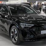 Audi ha sido sinónimo de lujo y rendimiento durante años, pero su incursión en el mercado de los vehículos eléctricos ha dejado algo que desear. El Q8 e-tron, aunque ofrece una autonomía de unos 480 kilómetros, no es tan eficiente como otros competidores más económicos como el Hyundai Ioniq 5 o el Tesla Model Y. La falta de innovación en comparación con estos modelos de producción masiva ha dejado al Audi Q8 e-tron atrás en términos de precio y rendimiento. Aunque su diseño y lujo son innegables, el precio elevado de este SUV eléctrico no justifica lo que ofrece, especialmente cuando otras marcas han superado sus características.