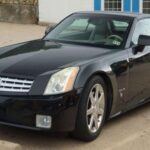 Cadillac, una de las marcas más emblemáticas de lujo estadounidense, ha tenido dificultades en los últimos años para mantener su prestigio. Modelos como el Deville de los años 90 fueron muy apreciados, pero las versiones más modernas de Cadillac han sido criticadas por no estar a la altura de las expectativas. Los autos actuales de la marca, como el Cadillac XLR, no logran ofrecer el mismo nivel de fiabilidad ni el lujo que solían caracterizar a la marca. Con problemas de calidad de construcción y una experiencia de conducción que no está a la altura de sus rivales europeos, muchos antiguos propietarios han expresado su desilusión. Esto hace que los compradores se pregunten si realmente vale la pena optar por un Cadillac moderno en lugar de otras marcas de lujo más consistentes.