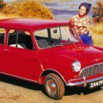 El Mini fue una revolución en el concepto de coche compacto. Con un diseño práctico y un motor transversal, este vehículo pequeño fue capaz de ofrecer un gran rendimiento y espacio interior aprovechando al máximo su tamaño. Aunque no innovó en términos de tecnología, el Mini introdujo un enfoque completamente nuevo sobre cómo debía ser un coche pequeño. Su bajo costo y eficiencia lo hicieron accesible para un amplio público, y su diseño único y encantador lo convirtió en un clásico instantáneo. Con el Mini, la industria automotriz aprendió que no siempre hace falta un gran tamaño para ofrecer grandes prestaciones.