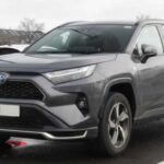 El Toyota RAV4 es uno de los SUVs más vendidos de la marca, y esto no es una coincidencia. Con una fiabilidad comprobada y una construcción de alta calidad, el RAV4 ha sido durante años la opción preferida por quienes buscan un SUV compacto con rendimiento confiable.
Este modelo destaca por su gran valor en cuanto a durabilidad. La última versión del RAV4 promete seguir ofreciendo buenas perspectivas a largo plazo. Con un mantenimiento adecuado, no solo estás comprando un SUV promedio, sino un vehículo que te acompañará por muchos años.