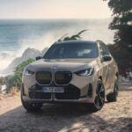 El BMW X3 ha sido uno de los principales exponentes del crossover compacto de lujo. Desde su rediseño en la década de 2010, el X3 ha mejorado notablemente en términos de comodidad de conducción. Su suspensión sólida y su interior de alta gama, con tapicería de cuero y asientos calefactables, lo convierten en una opción ideal para quienes buscan lujo y confort. Además, el X3 ofrece un espacio generoso en las filas traseras y una conducción silenciosa, absorbiendo eficazmente los baches y reduciendo el ruido de la carretera. Aunque sus versiones deportivas pueden sacrificar algo de confort por un manejo más agresivo, sigue siendo una de las mejores opciones en su categoría.