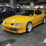 El Honda Prelude fue un coupé deportivo que combinaba estilo, rendimiento y fiabilidad en un paquete equilibrado. Las versiones con motor H22A VTEC (190-200 hp) ofrecían una aceleración rápida y una conducción muy precisa. La cuarta generación, con su tablero digital único, y la quinta, equipada con el sistema ATTS (Active Torque Transfer System), eran vehículos innovadores para la época. A diferencia de otros deportivos de su segmento, el Prelude no sacrificaba confort por rendimiento; sus asientos eran cómodos y su suspensión equilibrada. Aunque no tuvo el mismo reconocimiento que otros coches de la época, el Prelude sigue siendo una excelente opción para quienes buscan un deportivo accesible y fiable.