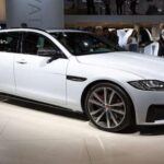 El Jaguar XF es conocido por su diseño elegante y su rendimiento en carretera, pero no es una opción confiable a largo plazo. Los propietarios de este modelo a menudo enfrentan problemas con la cadena de distribución y fallos electrónicos, lo que puede resultar en reparaciones costosas. Cuando compras un coche de lujo, lo último que esperas es tener que gastar grandes sumas de dinero en su mantenimiento. Sin embargo, el Jaguar XF tiende a ser una mala inversión en este sentido, ya que los costes de reparación pueden superar el valor del coche en muchos casos.