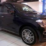 El Ford Expedition, el SUV más grande de la marca, ha tenido múltiples recalls en 2025, especialmente relacionados con problemas de motor y transmisión. A pesar de que sigue siendo una opción popular en las ventas, las incidencias recurrentes con el motor y la transmisión hacen que este modelo sea una mala elección para quienes buscan un SUV confiable. Si bien tiene muchas características atractivas, los problemas mecánicos graves y continuos son un riesgo considerable.