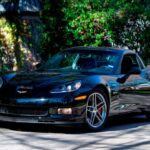 El Chevrolet Corvette Z06 es un superdeportivo de alto rendimiento que se destaca en el mundo de los autos de colección. Fabricado entre 2006 y 2013, el Z06 cuenta con un motor V8 de 7.0 litros que produce más de 500 caballos de fuerza y es conocido por su dinámica de manejo precisa y su gran capacidad en pista. Este modelo ha sido un favorito de los coleccionistas debido a su relación calidad-precio y la cantidad limitada de unidades producidas en ciertos años. Con el paso de los años, el Z06 ha demostrado ser una inversión sólida, y con la popularidad creciente de los autos deportivos de esta época, su valor continuará aumentando en los próximos años.