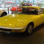 El Lotus Elan, lanzado en los años 60, comenzó como un coche deportivo asequible y ágil que ofrecía una experiencia de conducción divertida. Con su peso ligero y un enfoque en la manejaibilidad, el Elan rápidamente se ganó el corazón de muchos conductores, pero con el paso del tiempo, se ha convertido en un coche de colección. Hoy en día, los Lotus Elan de primera generación, especialmente los que mantienen su carrocería original, pueden alcanzar entre 60.000 y 100.000 dólares. Su pureza de ingeniería y ligereza lo han convertido en un clásico deseado por los entusiastas que valoran la experiencia de conducción auténtica por encima de la pura potencia.