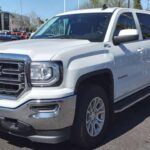 Si lo que buscas es potencia y durabilidad para remolcar cargas pesadas, Ram es una de las marcas más destacadas en términos de fiabilidad. El motor Cummins 6.7L es conocido por superar fácilmente las 500,000 millas y, en algunos casos, incluso alcanzar el millón de millas con un mantenimiento básico. El modelo Ram 2500 con esta motorización es muy popular entre aquellos que necesitan un vehículo para tareas exigentes. Además, la versión de gasolina Hemi 5.7L también ha demostrado ser resistente y capaz de superar las 300,000 millas sin comprometer el rendimiento.