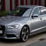El Audi A6 es conocido por su elegante exterior y su interior cómodo, pero debajo del capó es un coche que a menudo sufre de fallos en la suspensión neumática, problemas electrónicos y fallos en la cadena de distribución. Los motores turboalimentados también son propensos a consumo de aceite y fallos en los tensores de la cadena de distribución. Aunque es un excelente coche para viajar, una vez que los problemas comienzan a acumularse, el mantenimiento se vuelve muy costoso. Es un coche que, si bien puede ser cómodo y lujoso, también es conocido por su fiabilidad inestable.