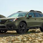 El Subaru Outback completa nuestra lista con una prima anual promedio de $1,929, siendo una de las opciones más asequibles para los conductores que buscan un SUV con baja frecuencia de reclamaciones. Las aseguradoras destacan su estructura robusta y su historial de seguridad como factores que ayudan a reducir las primas. Además, la fiabilidad de Subaru y la baja tasa de robos del Outback lo convierten en una opción aún más atractiva.
