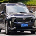 El Cadillac XT6 dejará de fabricarse en noviembre de 2025, tras una baja de ventas considerable que colocó al modelo en el puesto 11 de 14 en su clase en el primer trimestre de 2025. General Motors (GM) decidió adelantar la fecha de discontinuación, un movimiento que refleja el cambio hacia una mayor electrificación. El XT6 será reemplazado por el Cadillac Vistiq eléctrico, siguiendo la estrategia agresiva de GM de transición a vehículos eléctricos. El XT6, un SUV de lujo con tres filas de asientos, se despide después de ofrecer comodidad y tecnología avanzada a los compradores.