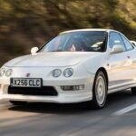 El Acura Integra Type R es considerado por muchos como uno de los mejores coches de tracción delantera jamás fabricados. Este compacto deportivo de Honda, bajo la marca Acura, se destacó por su rendimiento sobresaliente y su maniobrabilidad precisa. Equipado con un motor VTEC de 1.8L que entregaba 195 caballos de fuerza, el Integra Type R era capaz de alcanzar altas revoluciones, lo que lo hacía increíblemente divertido de conducir.

El Integra Type R no solo sobresalía en el rendimiento, sino también en su capacidad para competir en circuitos de carreras, lo que lo convertía en un coche de rendimiento completo. Hoy en día, el Integra Type R sigue siendo un clásico codiciado por los coleccionistas y entusiastas.