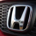 El Honda N-Box es un coche kei japonés que ha capturado el corazón de los conductores urbanos en Japón. A pesar de su tamaño diminuto, el N-Box tiene un interior sorprendentemente espacioso, lo que lo convierte en la opción perfecta para las ciudades densamente pobladas. Con una excelente eficiencia de combustible y un diseño compacto, el N-Box ha sido un éxito de ventas en Japón, siendo ideal para la conducción urbana.