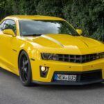 El Chevrolet Camaro SS es un competidor feroz en el segmento de los muscle cars, con un motor V8 de 6.2 litros que genera 455 caballos de fuerza. Los modelos de 2016 a 2020 ofrecen una experiencia de conducción refinada con un manejo preciso y un interior cómodo, lo que lo hace adecuado tanto para días en el circuito como para trayectos diarios.

Su diseño audaz y su presencia en la carretera lo convierten en un coche que atrae todas las miradas. Los precios de los modelos usados suelen oscilar entre los 30.000 y 40.000 dólares, ofreciendo una excelente relación calidad-precio para quienes buscan un coche de alto rendimiento sin gastar una fortuna.
