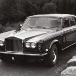 El Rolls-Royce Silver Shadow es el modelo que definió una era para la marca de lujo británica. A pesar de estar dirigido a una clientela exclusiva, el Silver Shadow logró vender 29,030 unidades a lo largo de 15 años. Este sedán de lujo se destacó por su confort, refinamiento y diseño atemporal.
