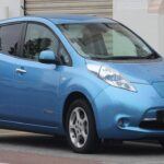 El Nissan Leaf, uno de los primeros vehículos eléctricos masivamente producidos, ha sido un referente en el segmento de coches eléctricos. Sin embargo, la depreciación de este modelo es alta, con una pérdida de valor de alrededor del 44% en cinco años. Este fenómeno se debe a varios factores, como la degradación de la batería, que afecta directamente a la autonomía del vehículo, así como los costos elevados de reemplazo de la batería. Además, los incentivos gubernamentales que favorecen la compra de modelos nuevos de eléctricos han hecho que los modelos de segunda mano pierdan atractivo.